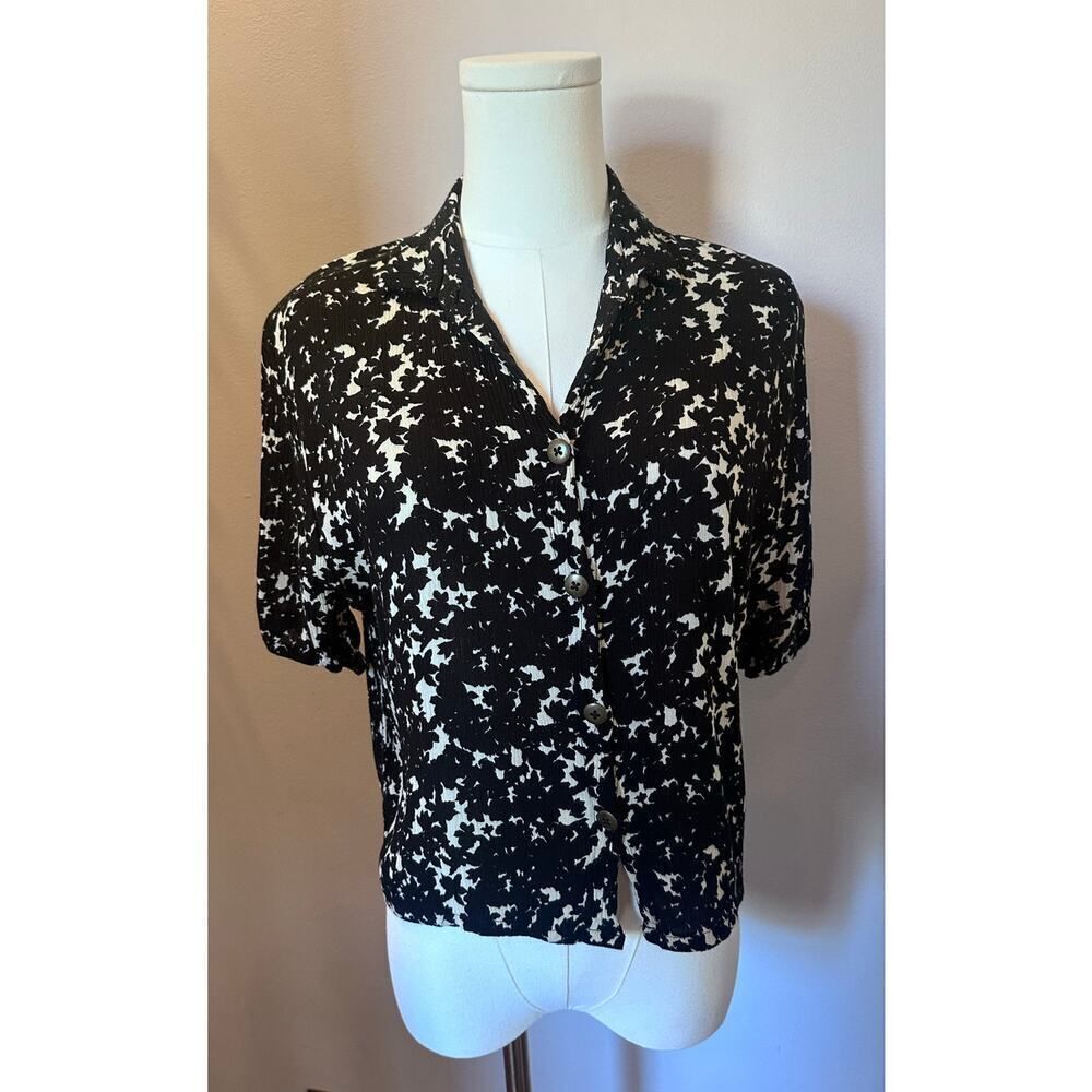 Valija Black and Cream Collard Button up crop Size SMALL